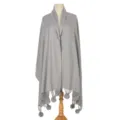 Eleganter grauer Strickschal mit dekorativen weichen Kaninchenfell-Pompons für Damen - Hellgrau
