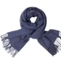 Klassischer dunkelblauer Winterschal mit eleganten Fransen, weiche Strickstruktur. - 70*180cm / Denim-Blau
