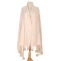 Strickschal in Nude mit süßen Pelzbommeln und Fransen für Herbst und Winter - Beige