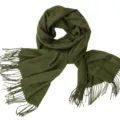 Warmer olivgrüner Winterchal mit stilvollen Fransen und weichem Strickgewebe - 70cm x 200cm / Armeegrün