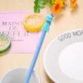 Χαριτωμένο μπλε στυλό gel Sunny Doll με μωβ διακοσμητικό κασκόλ στην κορυφή - Μαύρο Ανταλλακτικό / 0.5mm / Μπλε