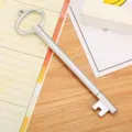 Penna gel creativa a forma di chiave argentata vintage su scrivania con carta a fiori - 镂空钥匙款(LJ-F258A) / Argento