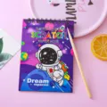Quaderno colorato per grattare DIY per bambini tema astronauta con stilo in bambù naturale - single opp bag / Astronauta