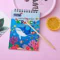 Taccuino creativo per arte da grattare per bambini con balena e stilo in legno - single opp bag / Mondo Sottomarino