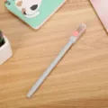 Lindo bolígrafo de gel gris con tapa de orejas de conejo rosa en un escritorio de madera - 0.5mm / Gris