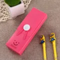 Estuche rosa sencillo con diseño de cara sonriente y bolígrafos amarillos de dibujos - Estilo Hebilla Cara Sonriente / Rosa rojo