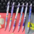 Süßer Druckbleistift mit Astronauten- und Weltraum-Motiv sowie Radiergummi für die Schule - Lila Planeten-Serie / 6-teiliges Set