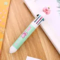 Dettaglio di una penna a sfera a 10 colori con un simpatico topper a forma di maialino rosa - Verde