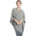Eleganter grauer Poncho mit Karomuster und Quastenbesatz für Damen im lässigen Winterlook - Einheitsgröße / Oberteile / Grau
