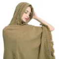Eleganter khakifarbener Damen-Strickponcho mit Kapuze, Fransen und Häkeldetails - Khaki / 85*80CM