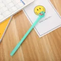 Stylo gel turquoise motif diable avec un capuchon monstre mignon sur un bureau bois - 0.5mm / Vert