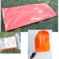 Saco de vivac de emergencia térmico impermeable para acampar al aire libre y senderi - Bolsa de tela con silbato y saco de dormir naranja