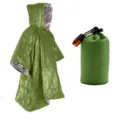 Poncho de emergencia verde con capucha y bolsa de almacenamiento para senderismo al aire libre. - Impermeable verde y bolsa con silbato verde
