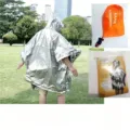 Poncho de emergencia plateado y bolsa de supervivencia impermeable ideal para acampar. - Bolsa de tela con silbato e impermeable plateado