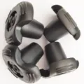 Nahaufnahme von schwarzen Kunststoff-Trekkingstock-Ersatzgummitipps mit Metalldicht. - 19 mm rutschfeste Gummipuffer für Krücken