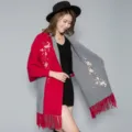 Eleganter Damen-Strickschal in Rot und Grau mit Blumenstickerei und langen Quasten - Weinrot & Grau