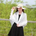 Weißes plissiertes Chiffon-Sonnenschutz-Tuch mit Rüschenärmeln für Damen - Oberteile / 140-140cm / Weiß