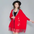 Eleganter roter Strickschal mit Blumenstickerei und Quasten für Damenmode im Herbst - Rotgrau