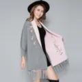 Eleganter Strickschal mit Stickerei und Ärmeln, grau-rosa Wendedesign für Damen - Altrosa