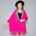 Eleganter Strickponcho in Hot Pink mit Blumenstickerei und modischen Fransenquasten - Rosarot Grau