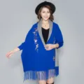 Eleganter blauer Strickschal mit Blumenstickerei, Ärmeln und Fransen für Damen. - Königsblau Grau