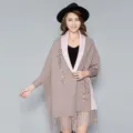 Besticktes Stricktuch mit Ärmeln und Quasten, elegantes Umhang-Jäckchen mit Blumenmuster - Khaki-Rosa