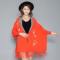 Lebhafter orangefarbener Strickponcho mit Stickerei, Ärmeln und Quasten für Damen - Ziegelrot Und Blaugrau