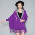 Eleganter lila bestickter Strickschal-Poncho mit Ärmeln und Fransenquasten für Damen. - Violett Grau