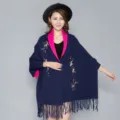 Dunkelblauer Strick-Poncho mit eleganter Blumenstickerei und pinkfarbenen Ärmeln - Shangqing Rose Red