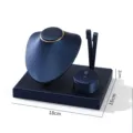 Vista detallada del set de exhibidores de joyas en cuero PU azul marino con medidas. - Diseño de una sola pieza / Azul Cepillado