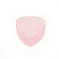 Vista dettagliata di un portagioie rosa a forma di cuore con strisce di paillettes argentate. - Rosa