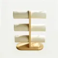 Detail van 3-laags bamboe sieraden display standaard met crème fluwelen cilinders - 28*21cm / Beige