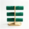 Detailweergave van een drielaagse sieradenstandaard gemaakt van bamboe en groen fluweel. - 28*21cm / Donkergroen