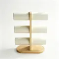 Drielagige bamboe sieradenstandaard met witte rollen voor armbanden en horloges display - 28*21cm / Wit