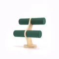 Detalle del expositor de joyas de 2 niveles en bambú y terciopelo verde para pulseras. - Terciopelo Verde Oscuro