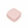 Detail van het golfpatroon stiksel op een roze draagbare sieraden opbergdoosje - Vierkante Ritsdoos / Parelmoer Roze