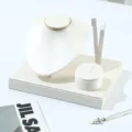 Elegante conjunto de exhibidores de joyas en cuero PU blanco para collares y aretes - Diseño de una sola pieza / Blanco Cepillado