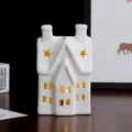 Witte keramieken huis kandelaar LED nachtlampje voor huisdecoratie en vakantie display - LED-huisje met dubbele schoorsteen