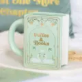 Detailansicht der keramischen Buch-Kaffeetasse in Grün, ästhetisches Design mit goldenen Akzenten. - Goldgeprägter Text Buchbecher / Grün