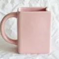 Rosa buchförmige Keramiktasse mit Henkel, kreative Kaffeetasse für Büro und den Alltag. - Einfarbiger Buchbecher / Rosa