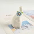 Statua elefante in ceramica fatta a mano con fiore blu, carina decorazione animale per casa. - Elefante con Fiore Blu