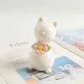 Statuetta di gatto bianco in ceramica fatta a mano con ornamento di fiori rosa, decoro. - Gattino con Tromba