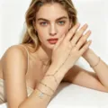 Catena da mano in acciaio inossidabile con design multistrato e dettagli di perline per donne. - Lettera A / Argento