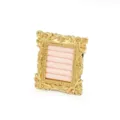 Elegante expositor de anillos vintage de resina dorada con ranuras de lino rosa - Estilo de Raya Vertical / Material de lino / Rosa