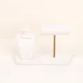 Elegantes Schmuckdisplay-Set aus cremefarbenem Samt mit Halskettenbüste und Armbandständer - Gebrochenes Weiß