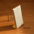 Detaillierte Maße des Schmuckständers aus grauem Samt für Halsketten mit goldenem Fuß - Beige