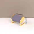Gedetailleerde weergave van de gouden metalen sieradenhouder met grijs fluweel, 9,5x6,5 cm. - Grijs