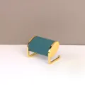 Detail van gouden metalen sieradenstandaard met fluweel voor armbanden - Meerblauw