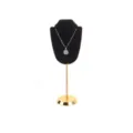 Vista detallada de un busto de collar de terciopelo negro en un soporte de metal dorado - 16cm / Negro