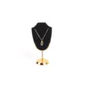 Elegante collar dorado con colgante rectangular sobre un soporte de terciopelo negro fino - 12cm / Negro